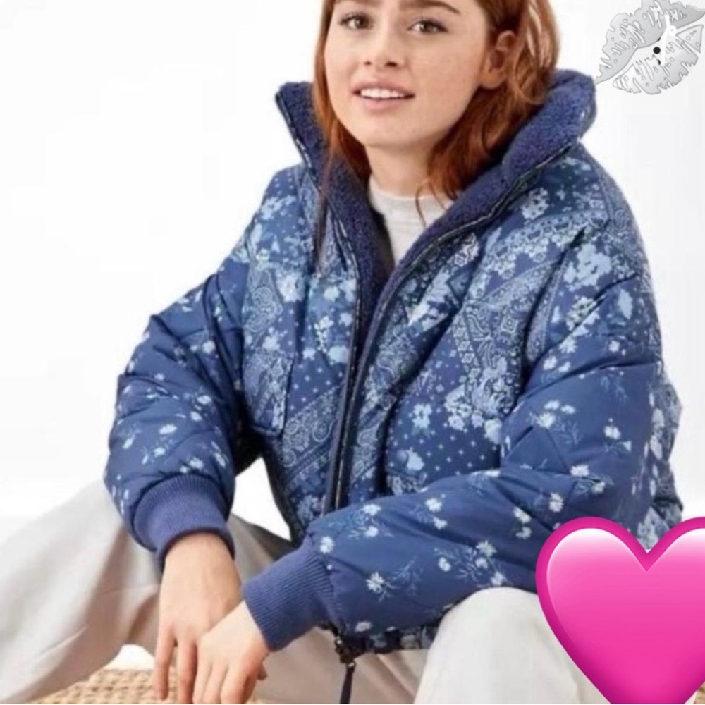 American Eagle Outfitters reversible blue floral fleece puffer jacket